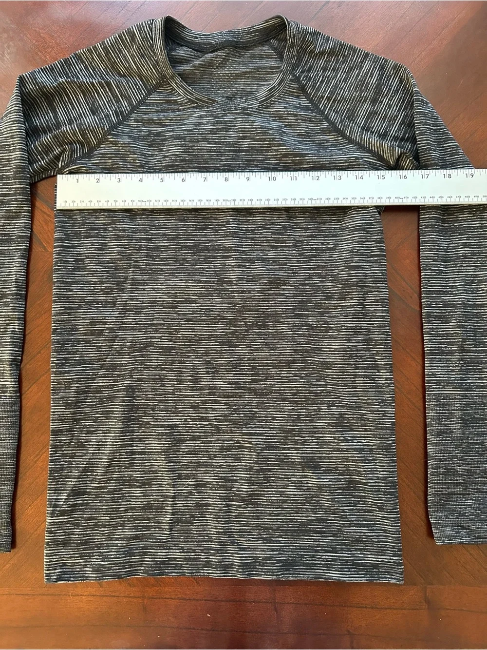 lululemon athletica Women’s Long Sleeve Seamless Top - Charcoal Heather size 6